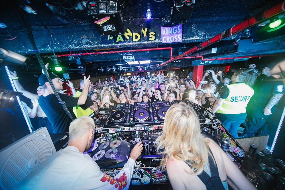 DJ miksujący set klubowy na profesjonalnym sprzęcie DJ